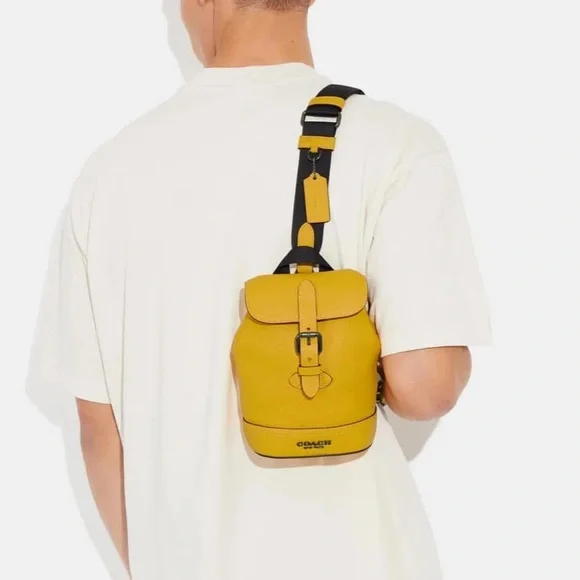 CB929 - Coach Hudson Small Pack - Picture 13 of 13